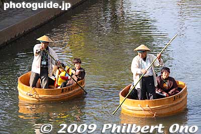In early April when the cherries are in bloom, rides on wooden tub boats (tarai-bune) are offered. The rides sell out quickly.
Keywords: gifu ogaki 