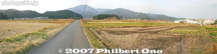 Panoramic view of where the Battle of Sekigahara started. Most battle monuments are within walking distance from the train station, but they are numerous and spread over a wide area.
The battle started at the foot of the hill on the left of the road. The small hill on the right was where Shimazu Yoshihiro was stationed. Mt. Ibuki is in the background in the middle.
Keywords: gifu sekigahara battlefield