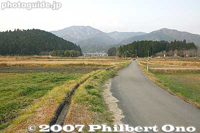 The battle started at the foot of the hill on the left of the road. The small hill on the right was where Shimazu Yoshihiro was stationed. Mt. Ibuki is in the background in the middle.
Keywords: gifu sekigahara battlefield