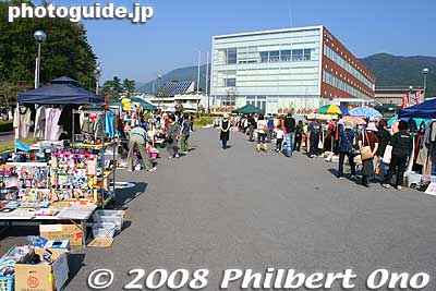 The Sekigahara Town Hall parking lots were used for flea markets, food stalls, and souvenir stands. These photos were taken on the second day of the festival when a samurai procession and mock battle were staged. 
Keywords: gifu sekigahara battle festival matsuri 