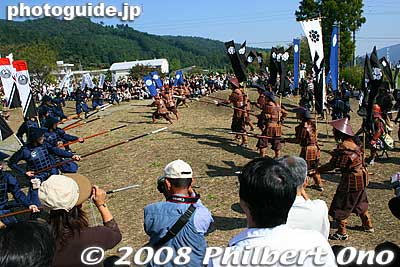 At around 12:30 pm, some of the samurai staged a mock battle at Sasaoyama.
Keywords: gifu sekigahara battle festival matsuri 