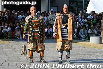 Ieyasu (left) and Mitsunari then walked toward each other and bowed to everyone together.
Keywords: gifu sekigahara battle festival matsuri samurai 