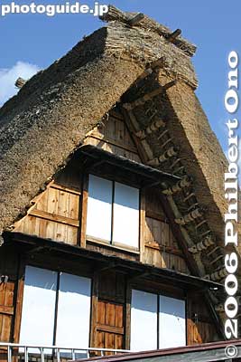 It costs several million yen and a small army of workers to replace the thatch. The cost is subsidized by the town, prefecture, and national government.
Keywords: gifu shirakawa-mura village shirakawa-go gassho-zukuri thatched roof minka
