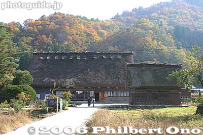 Path to Wada House entrance
Keywords: gifu shirakawa-mura village shirakawa-go gassho-zukuri thatched roof minka