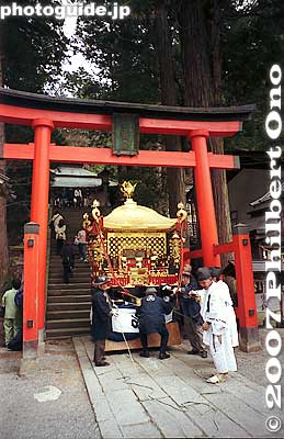 The portable shrine (mikoshi) passes through Hie Shrine's torii to join the procession. 神輿
Keywords: gifu takayama matsuri festival hieda jinja shrine sanno matsuri torii mikoshi portable shrine