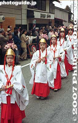 Shrine maidens
Keywords: gifu takayama matsuri festival hieda jinja shrine sanno matsuri procession shrine maiden omiko children