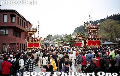 Large crowd gather to watch the karakuri puppets perform on the ornate floats.
Keywords: gifu takayama matsuri festival hieda jinja shrine sanno matsuri yatai floats