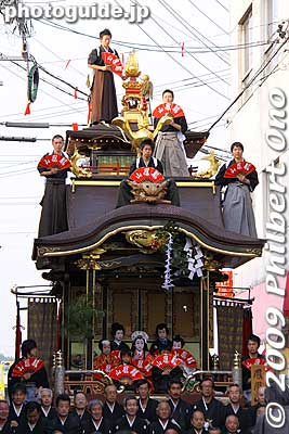 Posing for a group photo.
Keywords: gifu tarui hikiyama matsuri festival floats 