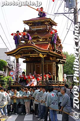 They started pulling the Shiunkaku float through the main street.
Keywords: gifu tarui hikiyama matsuri festival floats