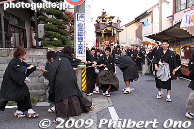 Wrapping the rope around the utility pole??
Keywords: gifu tarui hikiyama matsuri festival floats 