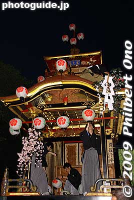 We waited around for about 30 min. until someone gave the signal, and suddenly men appeared on all three floats to hang the paper lanterns in a race to light up the float first.
Keywords: gifu tarui hikiyama matsuri festival floats 