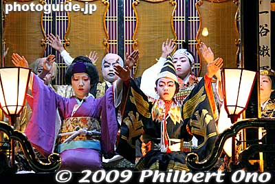For more info in Japanese, see: http://www.tarui-kanko.jp/
Keywords: gifu tarui hikiyama matsuri festival kabuki boys 