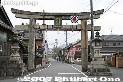 The first torii to Nangu Shrine. This is along the Nakasendo Road.
Keywords: gifu tarui-cho nangu shrine shinto