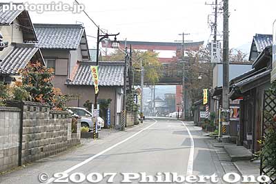 The big red torii ahead.
Keywords: gifu tarui-cho nangu shrine shinto