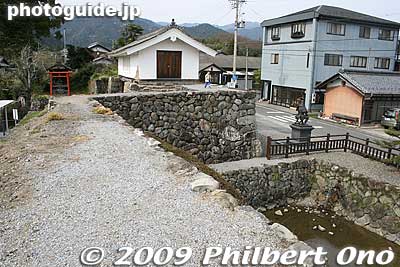 The are steps to go to the top of the moat wall.
Keywords: gifu tarui-cho 
