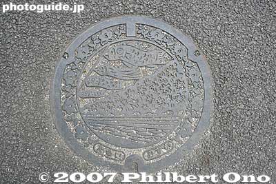 Tarui manhole depicting koinobori carp streamers and cherry blossoms. Gifu Pref.
Keywords: gifu tarui-cho manhole