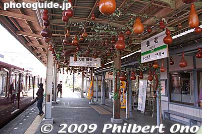 Yoro Station is decorated with gourds.
Keywords: gifu yoro-cho yoro station train 