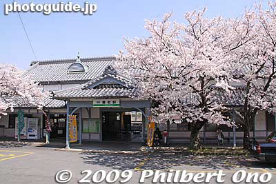 Yoro Station amid cherry blossoms in April. 養老駅
Keywords: gifu yoro-cho yoro station train cherry blossoms
