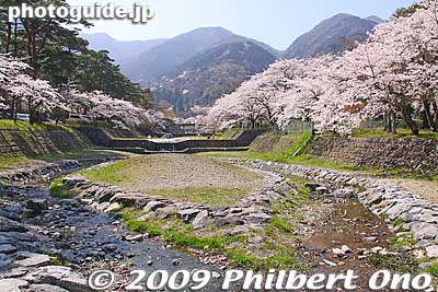 Yoro town's most famous attraction is Yoro Park and Yoro (Yoro-no-taki) Falls, especially during cherry blossom season in early April
Keywords: gifu yoro-cho yoro park river sakura cherry blossoms japanriver