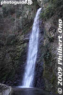 Yoro-no-taki Falls is 32 meters high and 4 meters wide. Swimming under the falls is not allowed. This is the closest you can get.
Keywords: gifu yoro-cho yoro park waterfalls yoro-no-taki falls japanriver