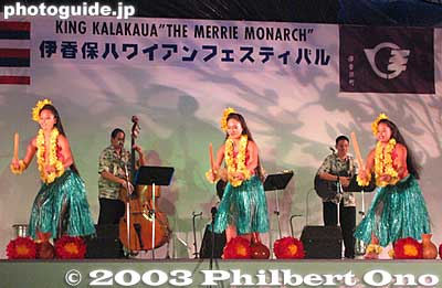 Modern hula dances such as this one is mainly for tourist entertainment.
Keywords: gunma gumma shibukawa ikaho onsen spa hot spring hawaiian hula dance festival summer