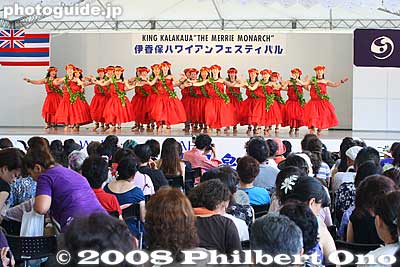 All the seats were filled during the all-day performances. So many hula groups applied to perform during the festival that Ikaho had to draw lots to decide who could appear.
Keywords: gunma gumma shibukawa ikaho onsen spa hawaiian hula festival