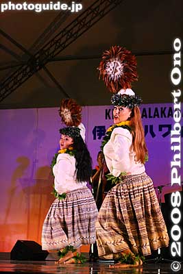 Every year, the overall winner of the Merrie Monarch Festival is invited to perform at Ikaho's Hawaiian festival. They started with a hula kahiko (ancient hula) dance.
Keywords: gunma gumma shibukawa ikaho onsen spa hawaiian hula festival dancers