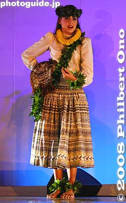 Hula kahiko started with a chant. ショーは夜の8:45〜9:45、フラカヒコで始まった。8月5日の第三の夜は雷雨のため中止となった。これらの写真は４日と６日に撮影。毎晩、ちょっと違うショーだった
Keywords: gunma gumma shibukawa ikaho onsen spa hawaiian hula festival dancers women Hula Halau'O Kamuela stage performance