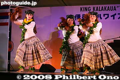 Two of the girls were students at the high school I graduated from in Honolulu.
Keywords: gunma gumma shibukawa ikaho onsen spa hawaiian hula festival dancers women Hula Halau'O Kamuela stage performance