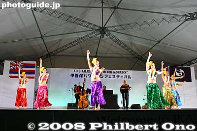 More eye candy with colorful, shimmering grass skirts.
Keywords: gunma gumma shibukawa ikaho onsen spa hawaiian hula festival dancers women Hula Halau'O Kamuela stage performance