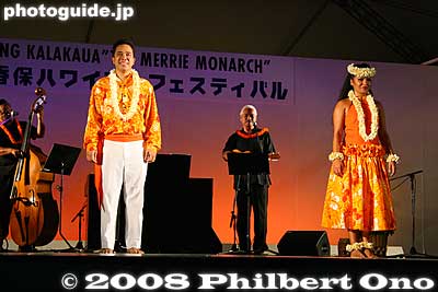 Kumu hula Kau'i Kamanao in a cheerful duet.
Keywords: gunma gumma shibukawa ikaho onsen spa hawaiian hula festival dancers girls women Hula Halau'O Kamuela stage performance
