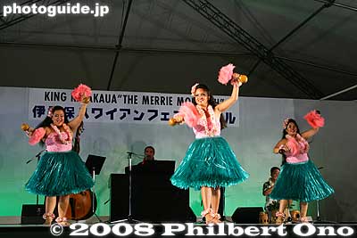 What would a hula show be without the 'uli'uli gourd rattles?
Keywords: gunma gumma shibukawa ikaho onsen spa hawaiian hula festival dancers girls women Hula Halau'O Kamuela stage performance