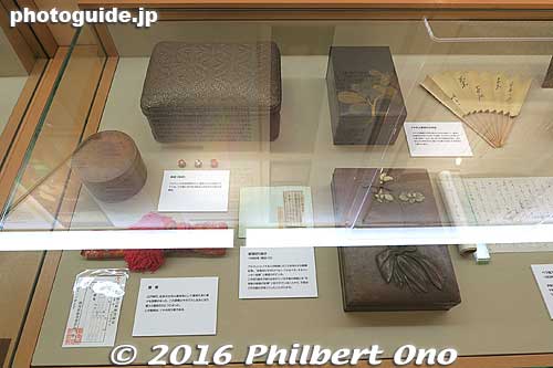 Wife Iki's belongings. Lower left is Iki's small dagger in a red case. Iki was from a samurai family.
Keywords: gunma gumma shibukawa ikaho onsen spa hot spring robert irwin hawaiian minister museum