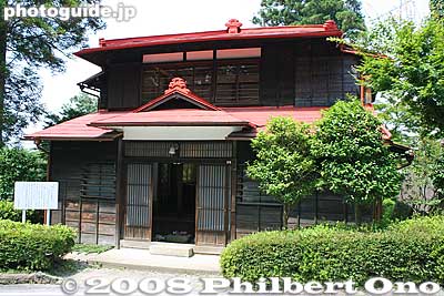 This modest building is only part of a larger complex of Irwin's summer residence. This is the front entrance. Note that this residence has moved slightly up the Stone Steps in fall 2013.
Keywords: gunma gumma shibukawa ikaho onsen spa hot spring robert irwin hawaiian minister summer house
