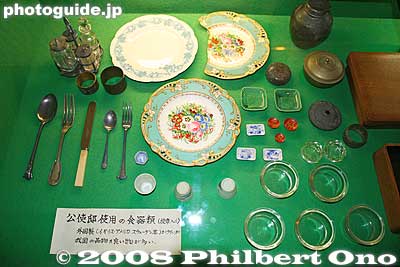 Dishes and cutlery used in Irwin's Ikaho residence. Most were imported from Europe and the US. Some are also from Japan.
Keywords: gunma gumma shibukawa ikaho onsen spa hot spring robert irwin hawaiian minister summer house