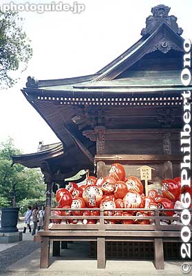 Right balcony of temple.
Keywords: gunma gumma takasaki daruma temple shorinzan