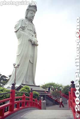 Kannon and bridge, Takasaki, Gunma
Keywords: gunma gumma takasaki kannon statue japansculpture