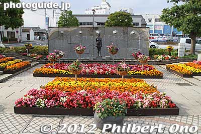 Flower fountain in front of Tatebayashi Station.
Keywords: gunma tatebayashi train station tobu line