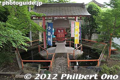 Behind the shrine is this Benzaiten Shrine in a little pond.
Keywords: gunma tatebayashi inari shrine