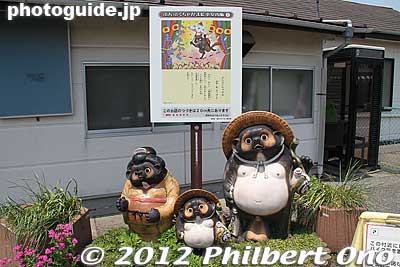 A symbol of Tatebayashi, Tanuki raccoon dogs welcome you in front of Morinji-mae Station. A hint of what's in store. A story panel starts to explain the tanuki story. Other story panels are found on the way to the temple.
Keywords: gunma tatebayashi morinji temple soto zen tanuki raccoon dog statue