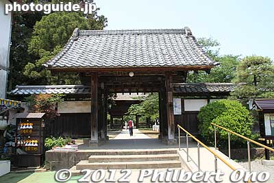 First you see this Somon Gate (総門), built in 1468 and normally called Kuromon Gate (黒門), to enter Morinji temple, one of Tatebayashi's main tourist sights.
Keywords: gunma tatebayashi morinji temple soto zen