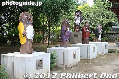 The statues recently got painted. Before, they were just bare stone statues.
Keywords: gunma tatebayashi morinji temple soto zen tanuki raccoon dog statue