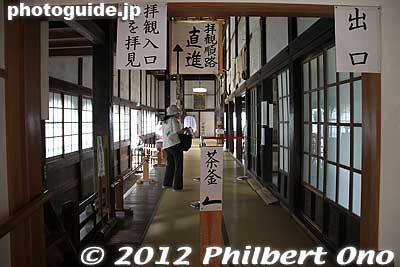 Pay a small admission fee to enter the Hondo from the right side. You can walk around inside the Hondo hall and see the altars.
Keywords: gunma tatebayashi morinji temple soto zen