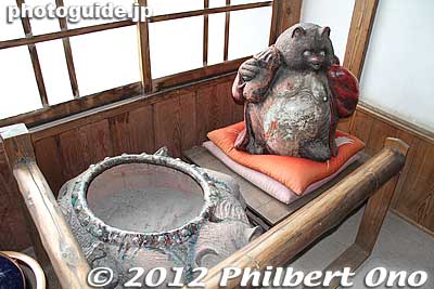 Tanuki hibachi
Keywords: gunma tatebayashi morinji temple soto zen tanuki raccoon dog statue bunbuku chagama folktale tea pot