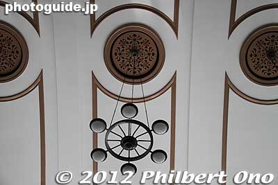 The lights look like a ship's wheel on the ceiling of the Ceremonial Hall.
Keywords: hiroshima etajima island naval academy Japanese Maritime Self Defense Force First Service School