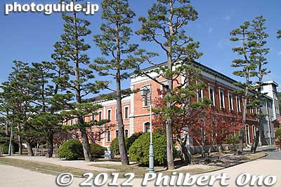 The academy's pine tree trunks grow straight up. They say that even the pine trees stand at attention at the school.
Keywords: hiroshima etajima island naval academy Japanese Maritime Self Defense Force First Service School
