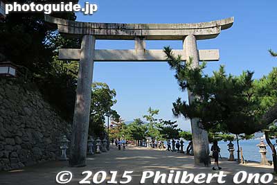 Entering the shrine grounds.
Keywords: hiroshima hatsukaichi miyajima Itsukushima shrine