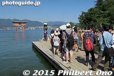 Long line of tourists waiting to take a picture at the end of the boardwalk.
Keywords: hiroshima hatsukaichi miyajima Itsukushima shrine