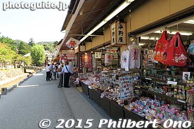 Lots of souvenir shops along the way.
Keywords: hiroshima hatsukaichi miyajima Itsukushima shrine