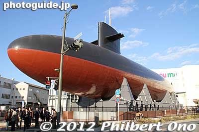 The Akishio submarine was commissioned in March 1986 and decommissioned in March 2004. It was brought here in 2006. The sub is 76.2 meters long. Top speed was 20 knots underwater.
Keywords: hiroshima kure JMSDF Japan Maritime Self-Defense Force museum submarines